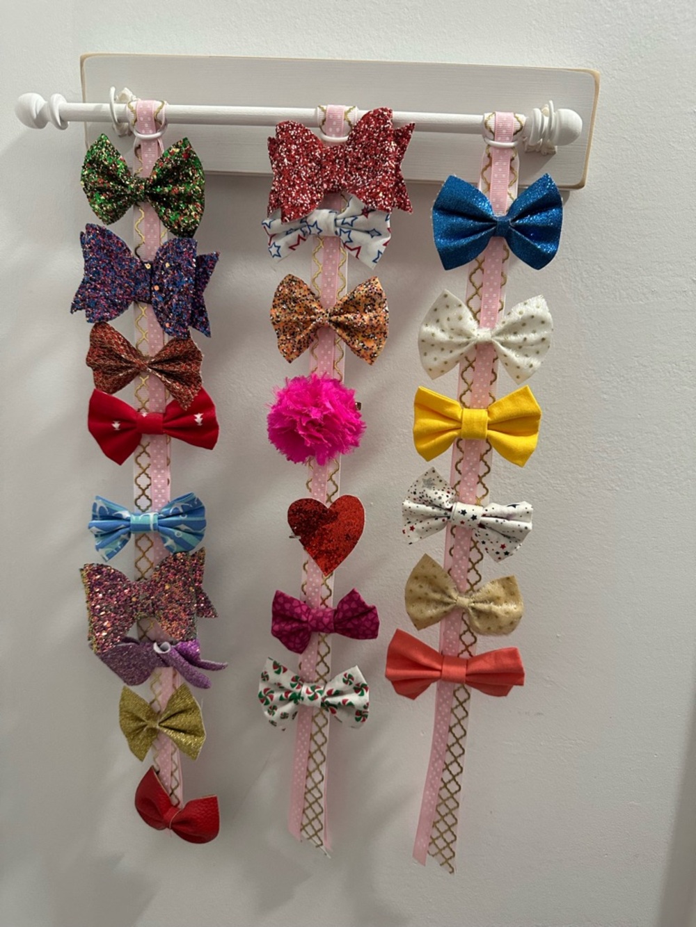 Kids Multicolor Bow Holder (White) with Pink Gold Ribbons 🎀